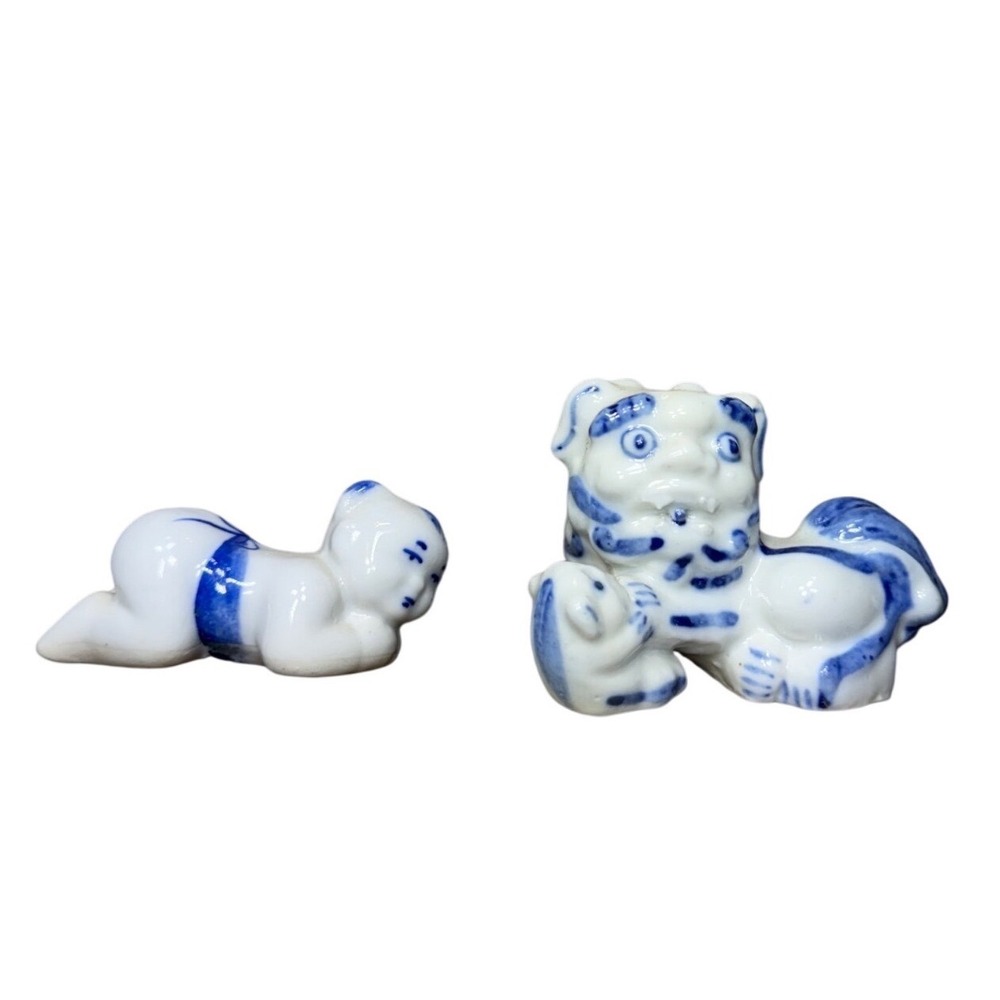 Vtg Blue White Porcelain Foo Dog Lion & Baby Chopstick Rest Asian Oriental Decor
